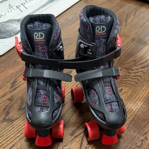Roller Derby Brand Roller Skates. Boy's Sz 3-6. Red & Black, Skull & Crossbones.